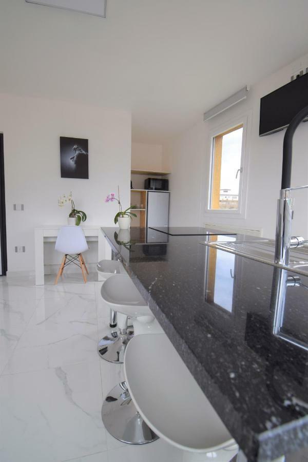 Uni Apartment *